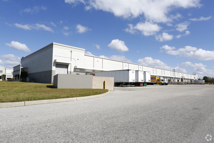 More Photos Of 7245 16th St E, Sarasota Warehouse For Lease