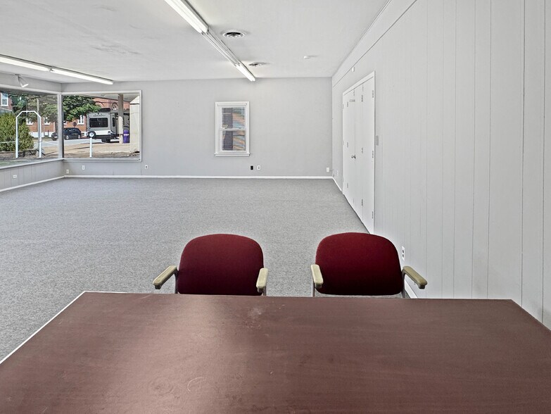 More Photos Of 129 E 5th St, Washington Showroom For Sale