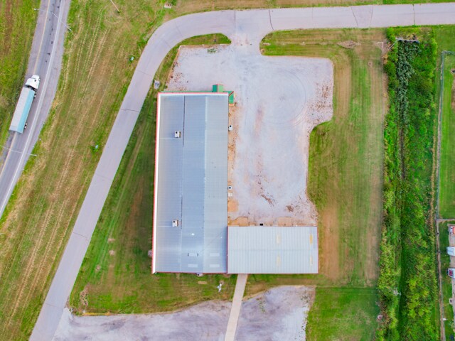 More Photos Of 100 Holiday Ln, Tonkawa Warehouse For Lease