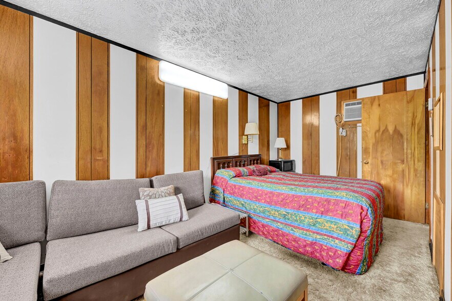 More Photos Of 44077 Oberlin Elyria Rd, Oberlin Hotel For Sale