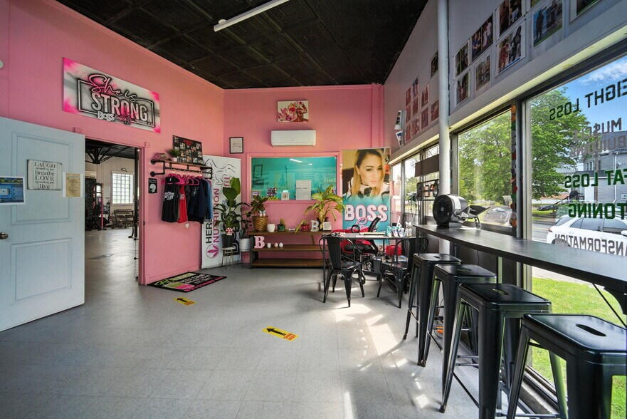 More Photos Of 218 Saint James Blvd, Springfield Storefront Retail Office For Lease