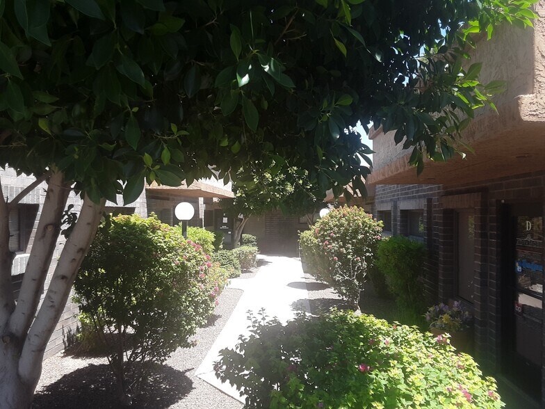 More Photos Of 2412 W Greenway Rd, Phoenix Office For Lease