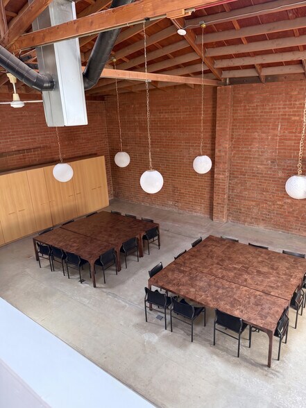 More Photos Of 1112 N Beachwood Dr, Los Angeles Office For Lease