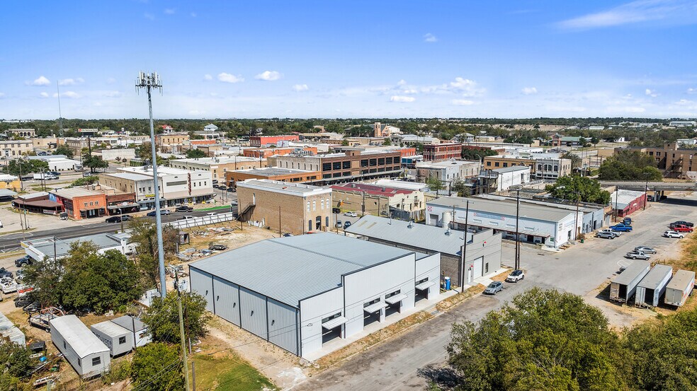 More Photos Of 202 W 1st St, Taylor Flex For Lease