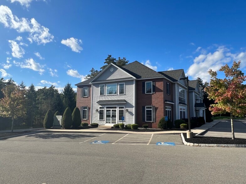 More Photos Of 127 Rockingham Rd, Windham Office For Lease