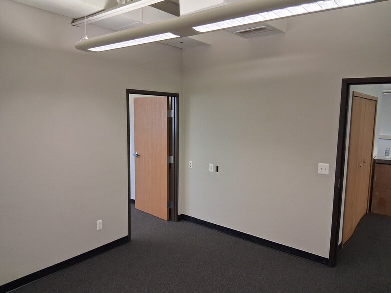 More Photos Of 46400 Continental Dr, Chesterfield Warehouse For Lease
