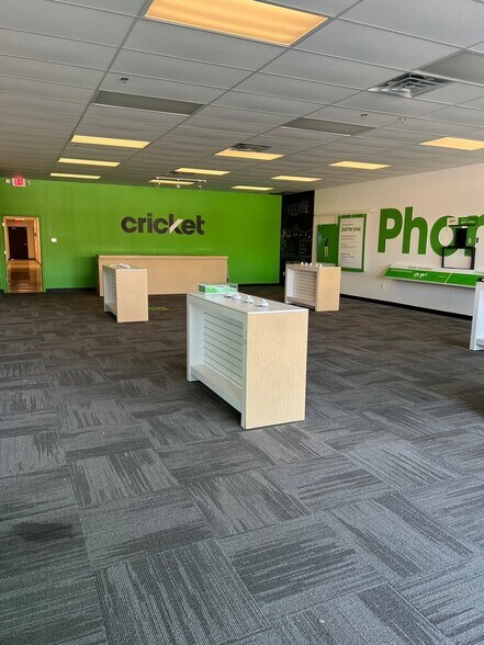 More Photos Of 3212-3214 Auburn St, Rockford Storefront For Lease