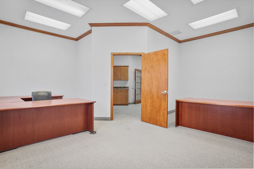 More Photos Of 120 W Aurora Rd, Northfield Medical For Lease