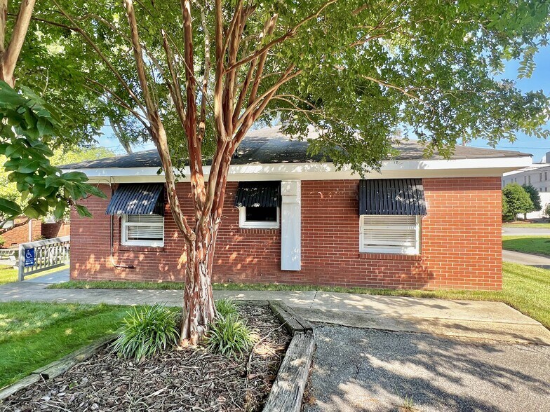 More Photos Of 411 E Statesville Ave, Mooresville Medical For Lease