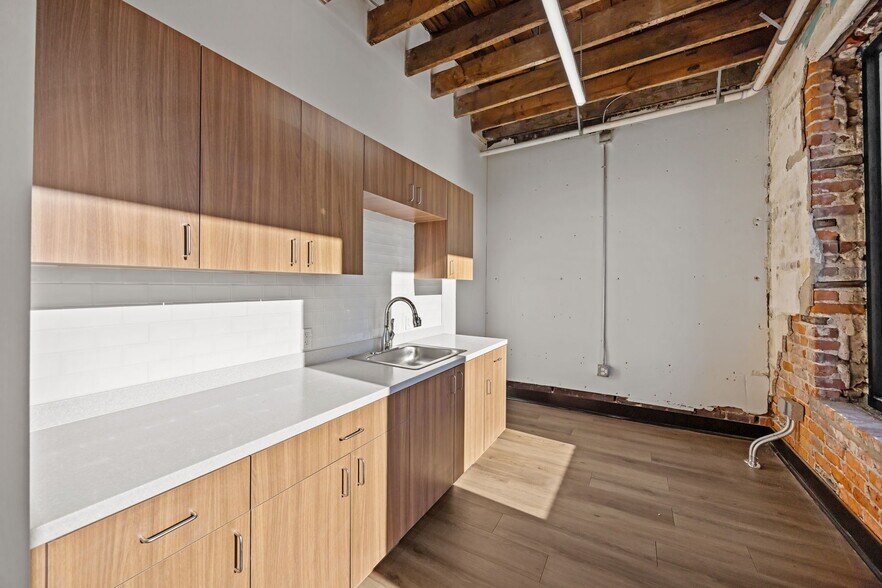 More Photos Of 207 S Garnett St, Henderson Flex For Lease