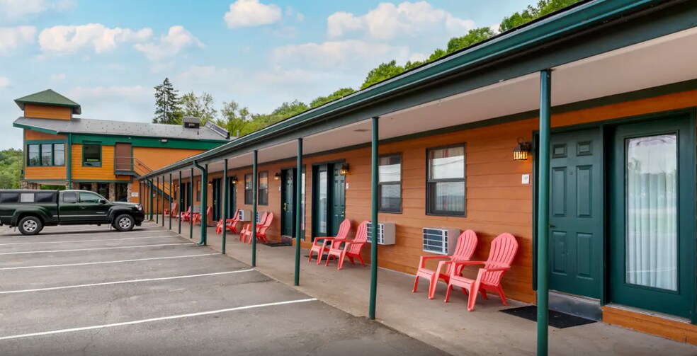 More Photos Of 2050 S US 41, Marquette Hotel For Sale