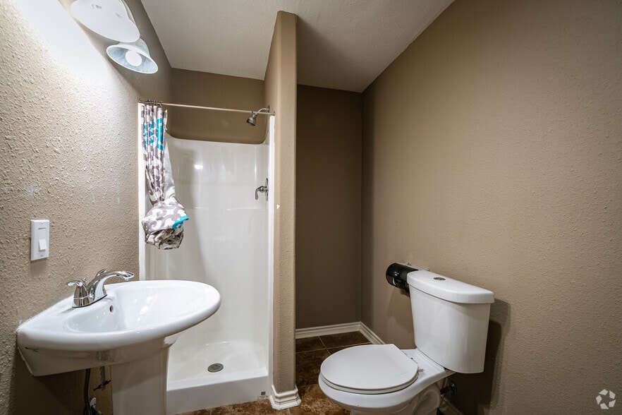 More Photos Of 1618 Callaway Dr, Alvin Warehouse For Lease