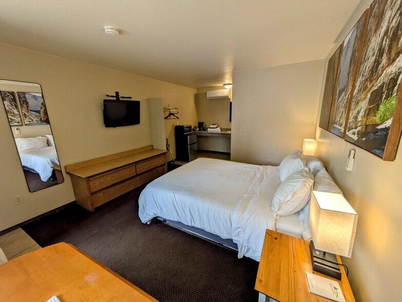 More Photos Of 616 Mill St, Maupin Hotel For Sale