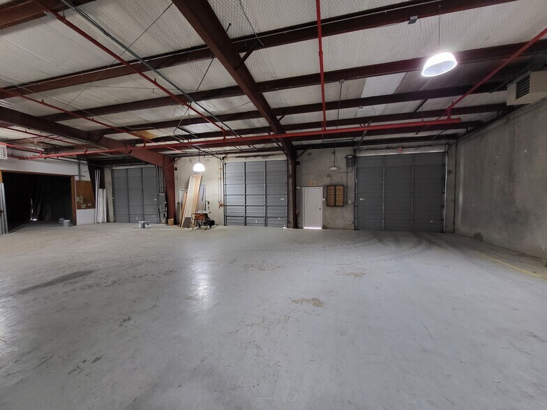 More Photos Of 4754 Shavano Oak, San Antonio Light Distribution For Lease