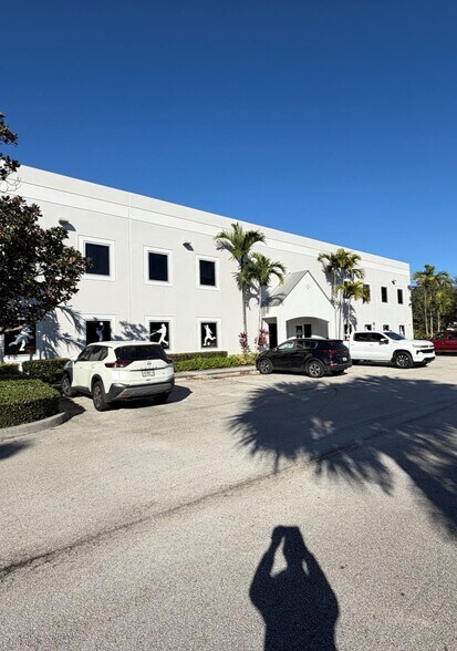 More Photos Of 750 NW Enterprise Dr, Port Saint Lucie Warehouse For Lease