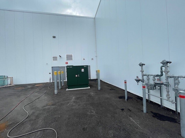 More Photos Of 3300 Av De La Gare, Mascouche Distribution For Lease