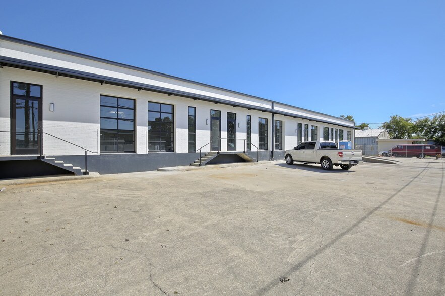 More Photos Of 4744 Gretna St, Dallas Showroom For Lease