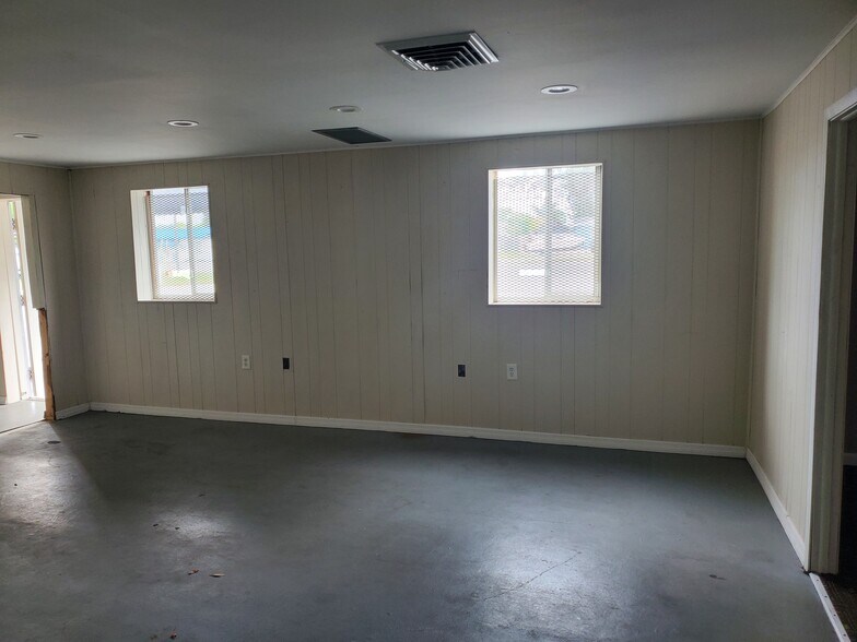 More Photos Of 2300 Grand Blvd, Holiday Light Distribution For Lease