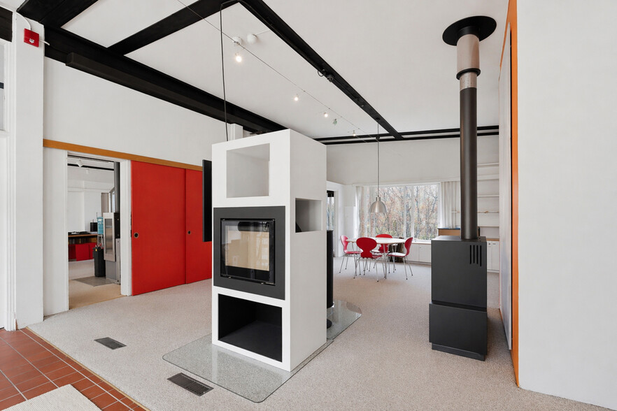 More Photos Of 40 Westchester Ave, Pound Ridge Freestanding For Sale