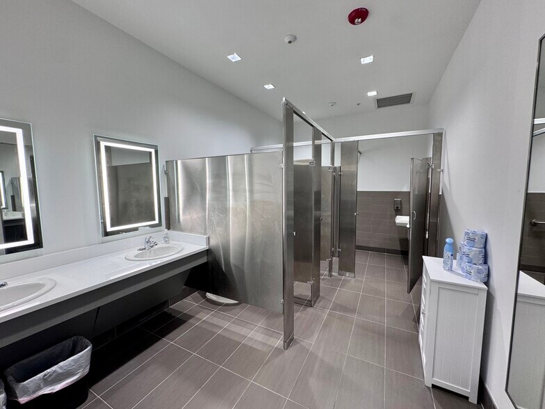 More Photos Of 111 S Kentucky Ave, Lakeland General Retail For Lease