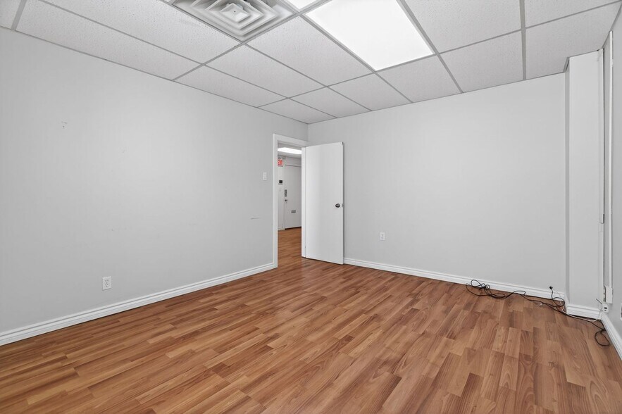 More Photos Of 256-260 Church St, Oakville Storefront Retail Office For Lease
