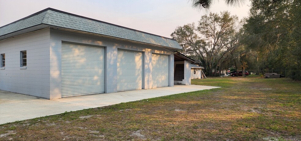 More Photos Of 284 S Center St, Pierson Auto Repair For Lease