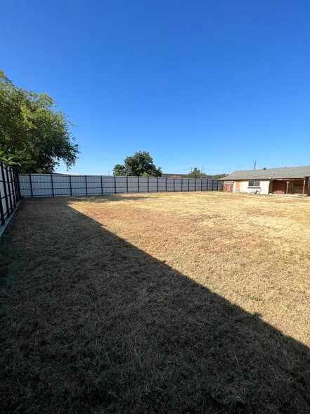 More Photos Of 11462 Newkirk St, Dallas Office For Sale