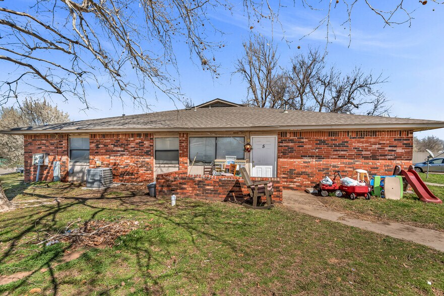 More Photos Of 210 NW North St, Minco Apartments For Sale