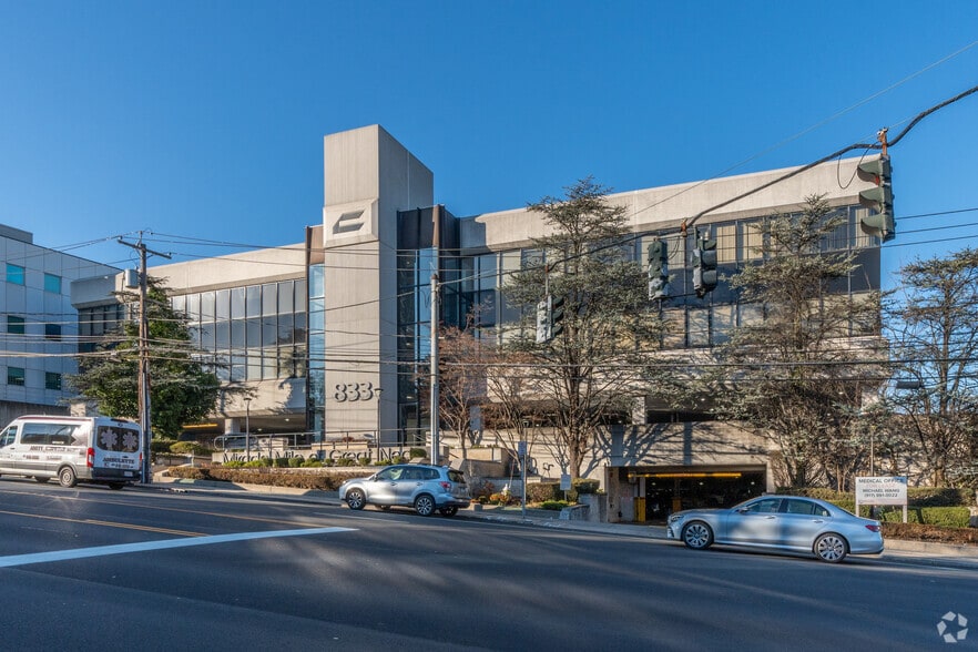 More Photos Of 833 Northern Blvd, Great Neck Medical For Lease