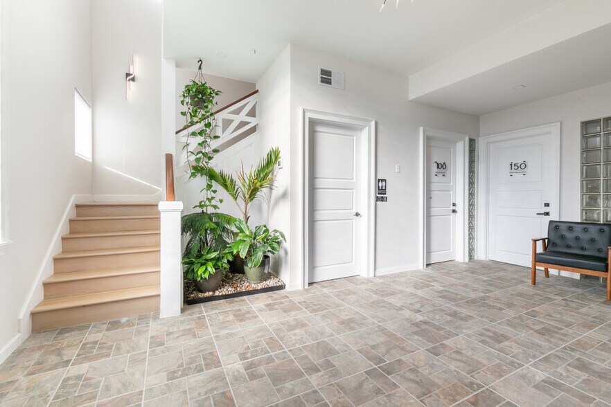 More Photos Of 1307 W Abram St, Arlington Office For Lease