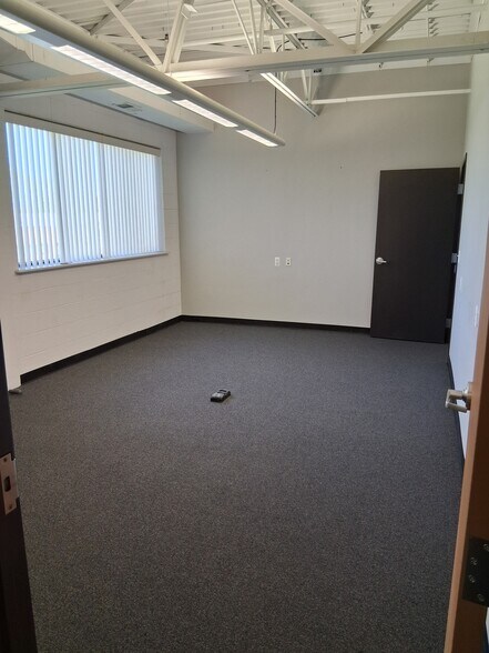 More Photos Of 46400 Continental Dr, Chesterfield Warehouse For Lease