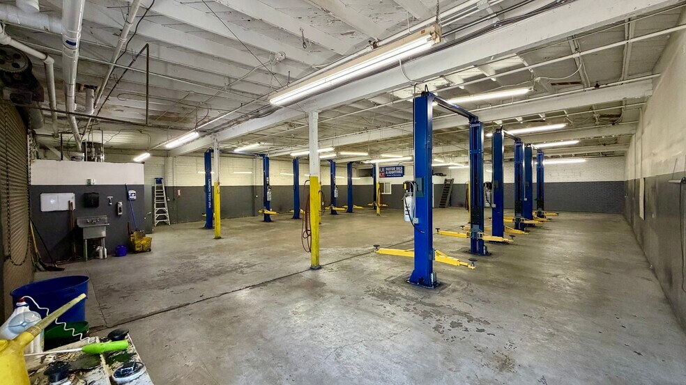 More Photos Of 14855 Bessemer St, Van Nuys Service For Lease