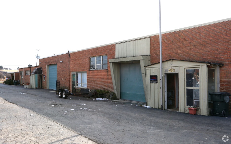 More Photos Of 2020 Lehigh Ave, Glenview Office For Lease