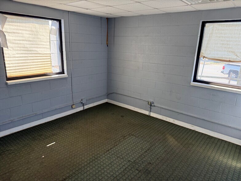 More Photos Of 900-920 W Fairfield Rd, High Point Warehouse For Lease