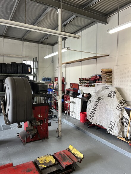 More Photos Of 207 N Temple Ave, Starke Auto Repair For Sale