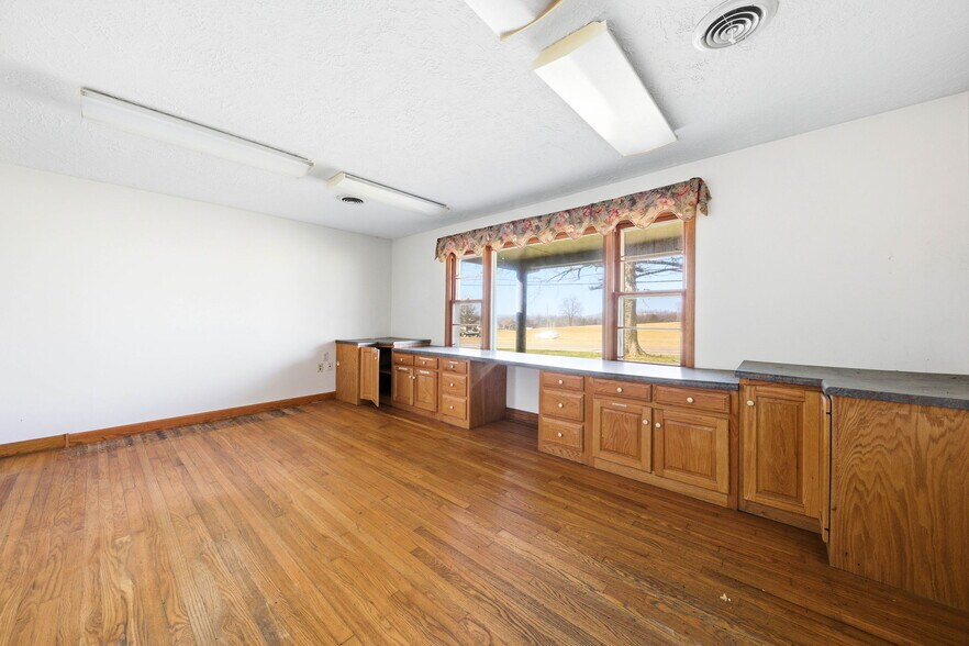 More Photos Of 803 E Broadway Blvd, Jefferson City Warehouse For Sale
