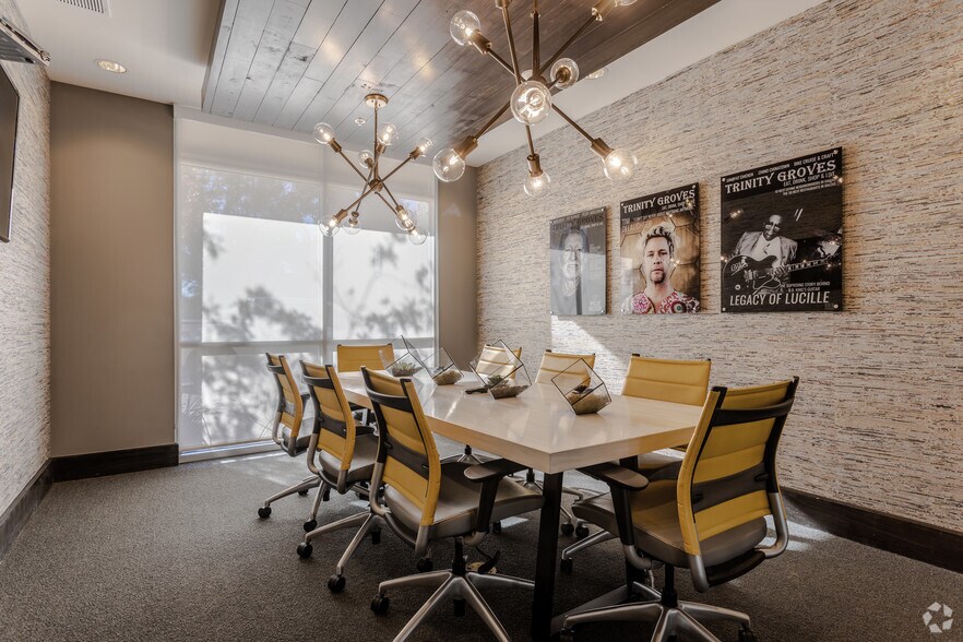 More Photos Of 305 W Commerce St, Dallas Apartments For Lease