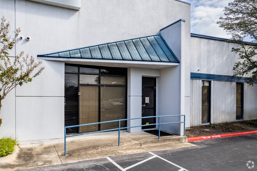 More Photos Of 1700 Royston Ln, Round Rock Service For Lease