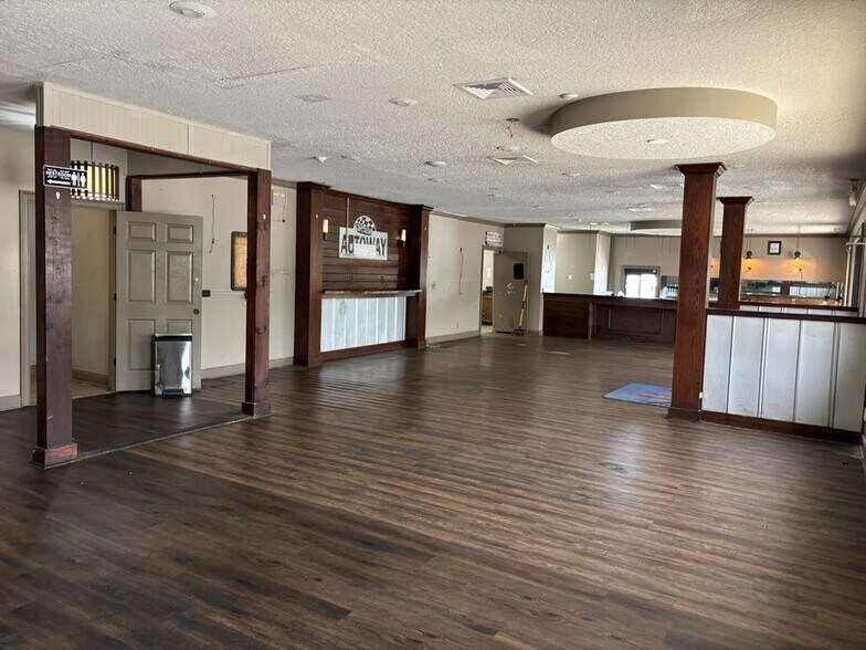 More Photos Of 1305 Baytree Rd, Valdosta Freestanding For Sale