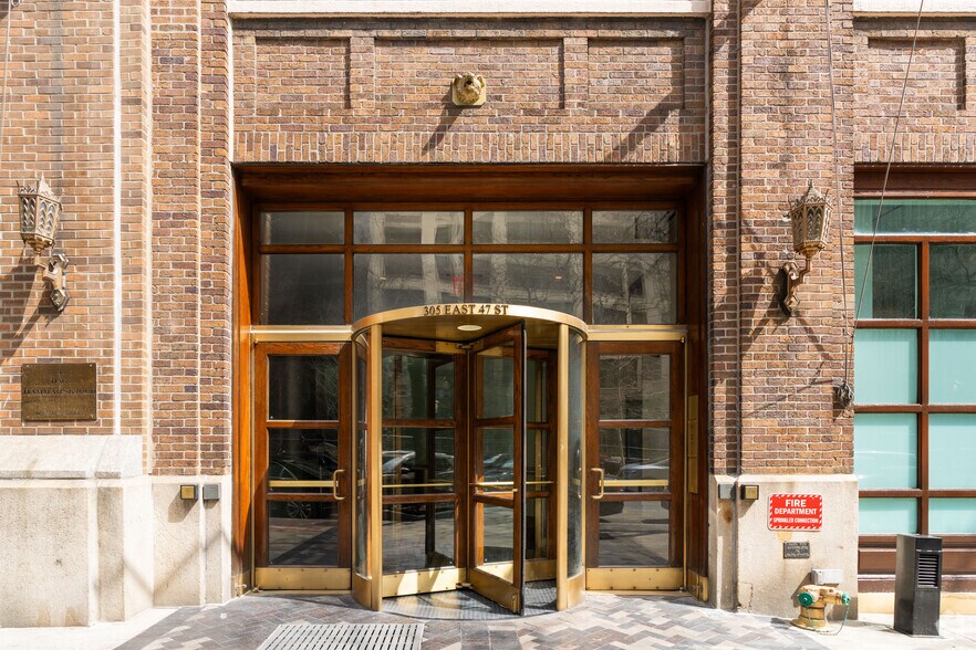 More Photos Of 305 E 47th St, New York Coworking Space