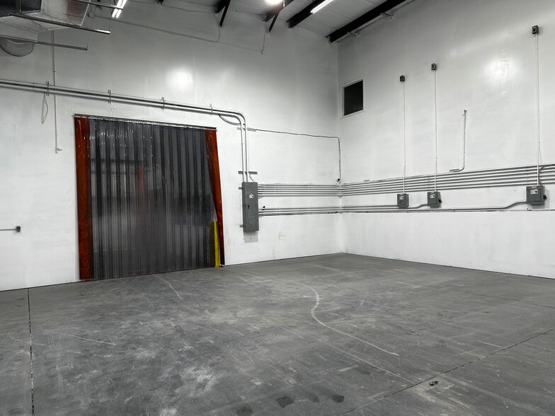 More Photos Of 13809 Monroes Business Park, Tampa Warehouse For Lease