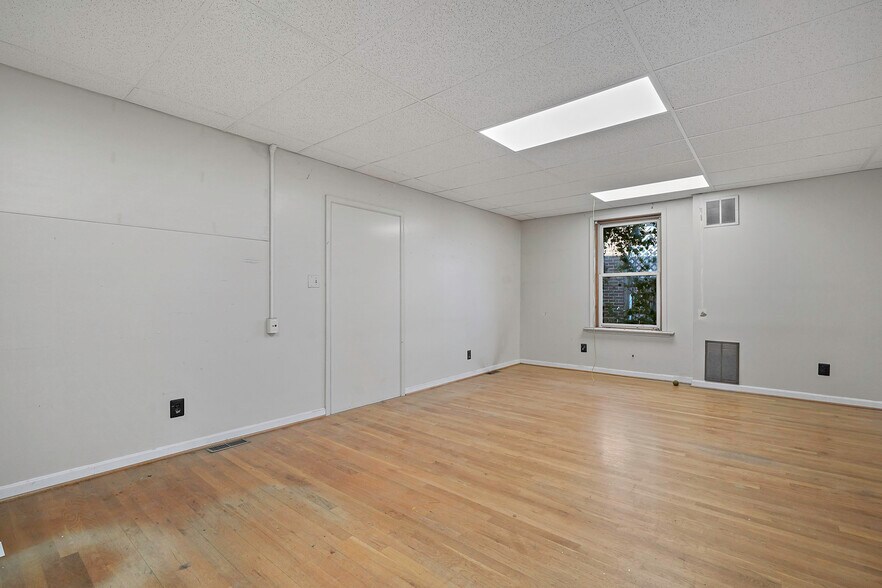 More Photos Of 43 E Colonial Hwy, Hamilton Restaurant For Sale