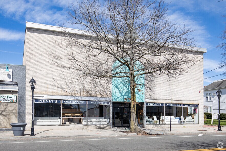 More Photos Of 54 E Main St, Riverhead Freestanding For Lease