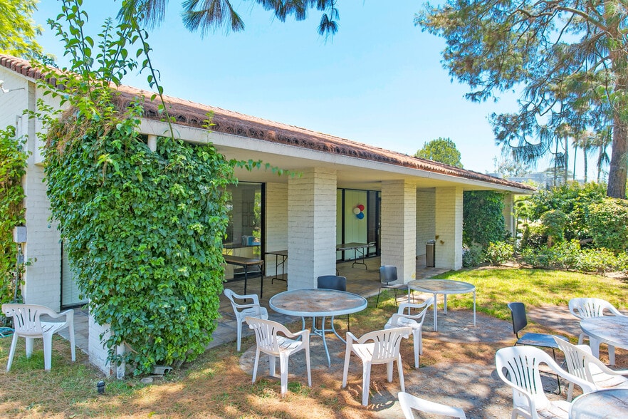 More Photos Of 2065-2095 Huntington Dr, San Marino Office For Sale