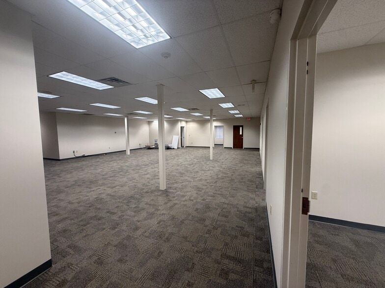 More Photos Of 47 Airpark Ct, Greenville Office For Lease