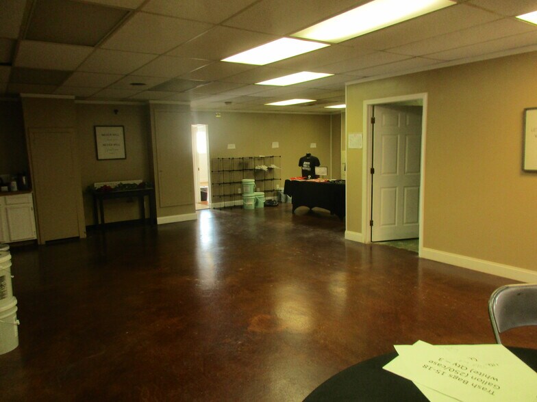 More Photos Of 7619-7621 E 46th Pl, Tulsa Showroom For Sale