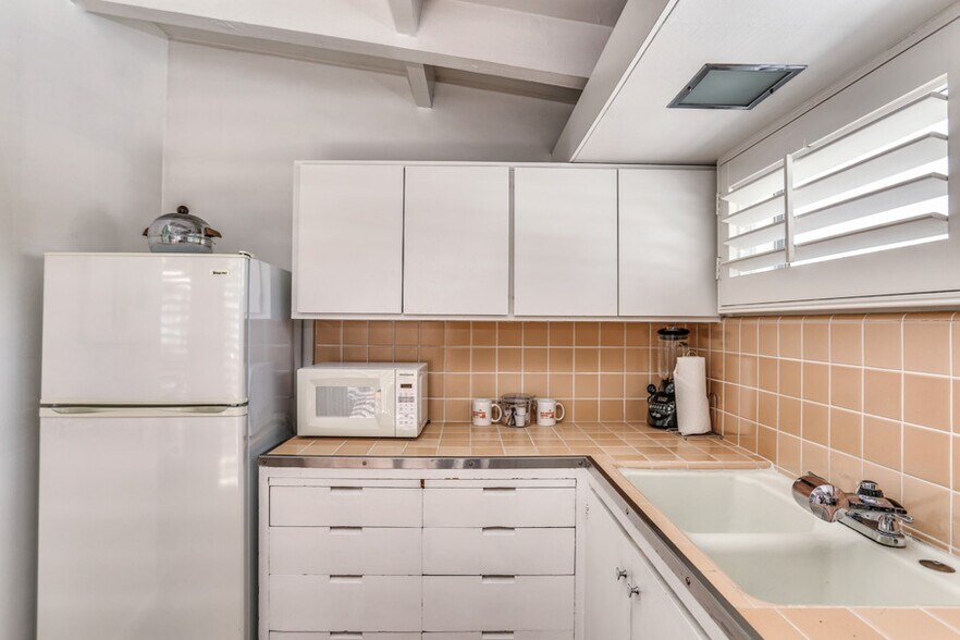 More Photos Of 225 W Baristo Rd, Palm Springs Hotel For Sale