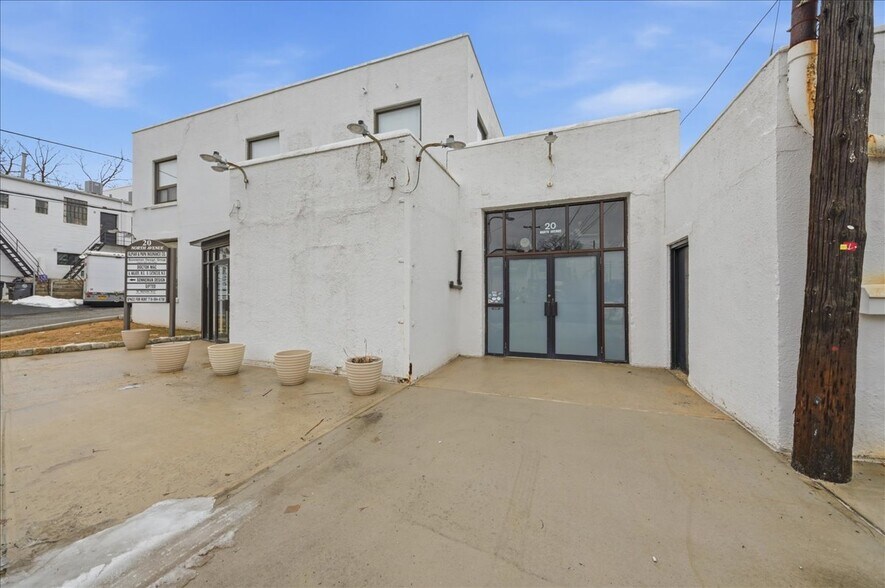 Primary Photo Of 20 North Ave, Larchmont Warehouse For Lease