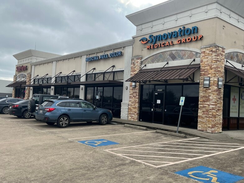 More Photos Of 11799 Beechnut St, Houston Freestanding For Lease