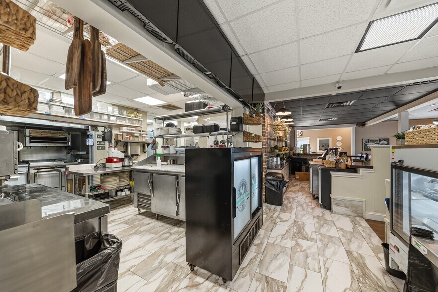 More Photos Of 320 W College St, Pulaski Fast Food For Sale